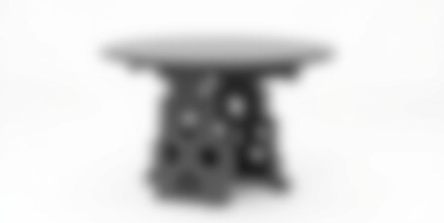 幾何学的な金属脚を持つ霧島（Kirishima）サイドテーブル